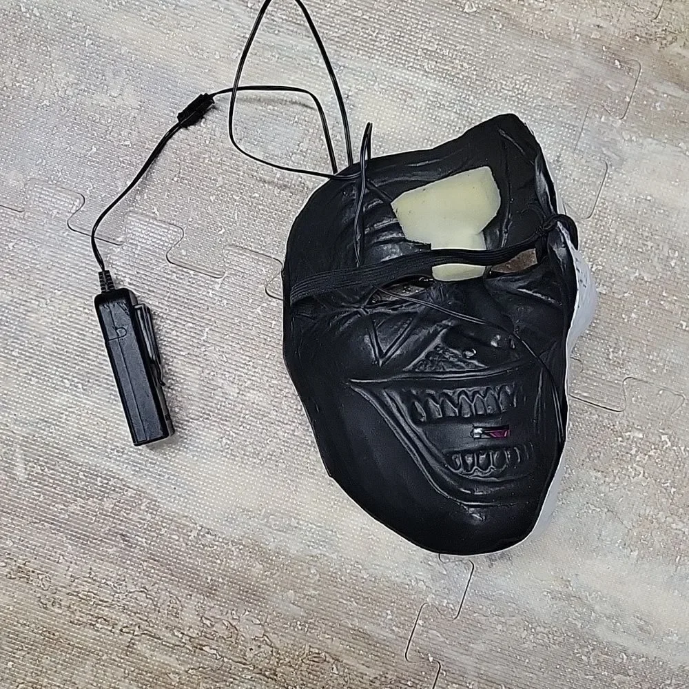 JOKER LIGHT UP MASK OSFM BATTERIES INCLUDED.